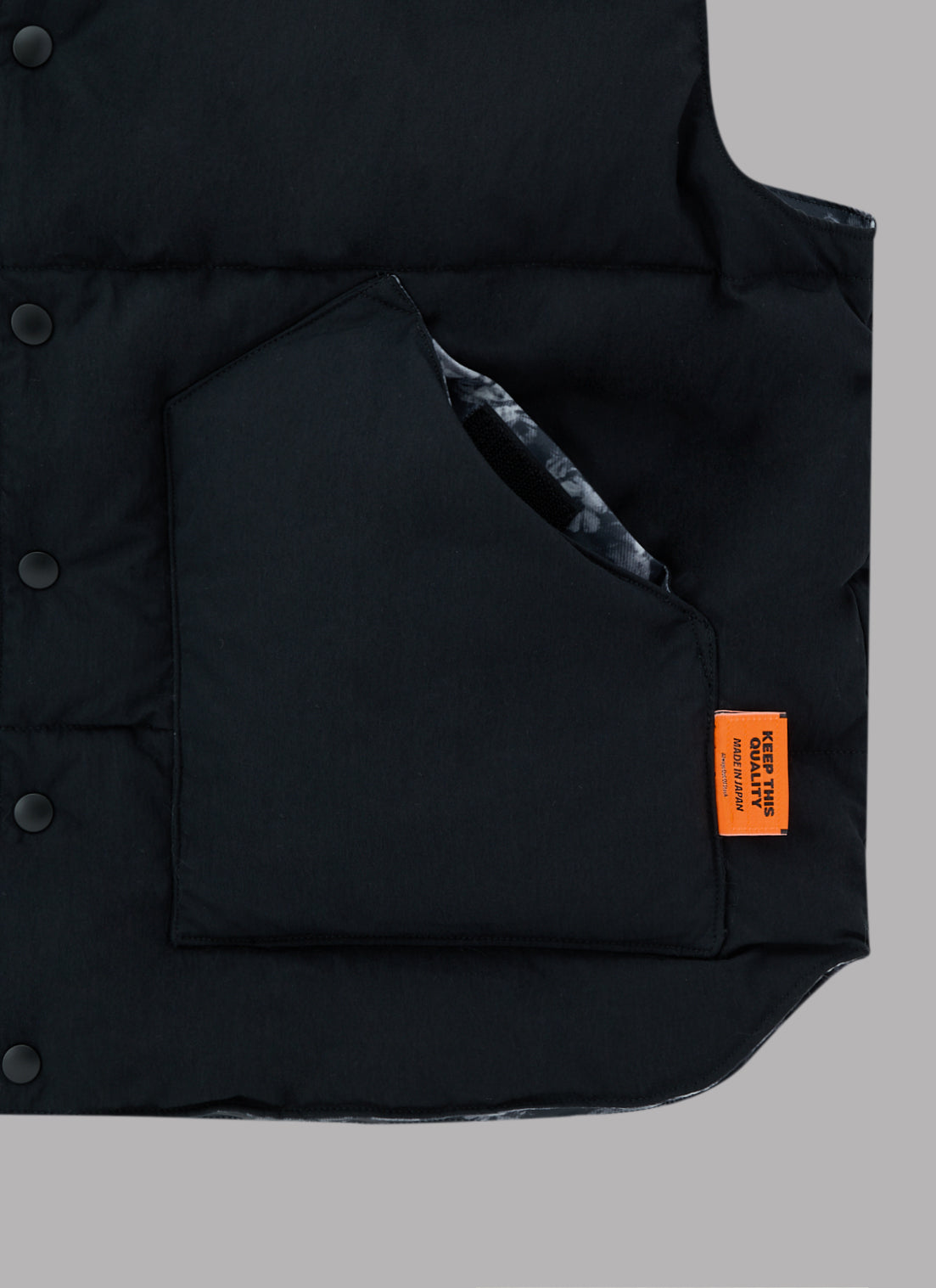 REVERSIBLE DOWN VEST-BLACK