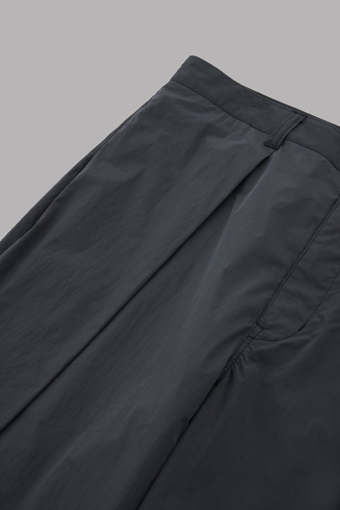 OVER TUCK SHELL PANTS-BLACK