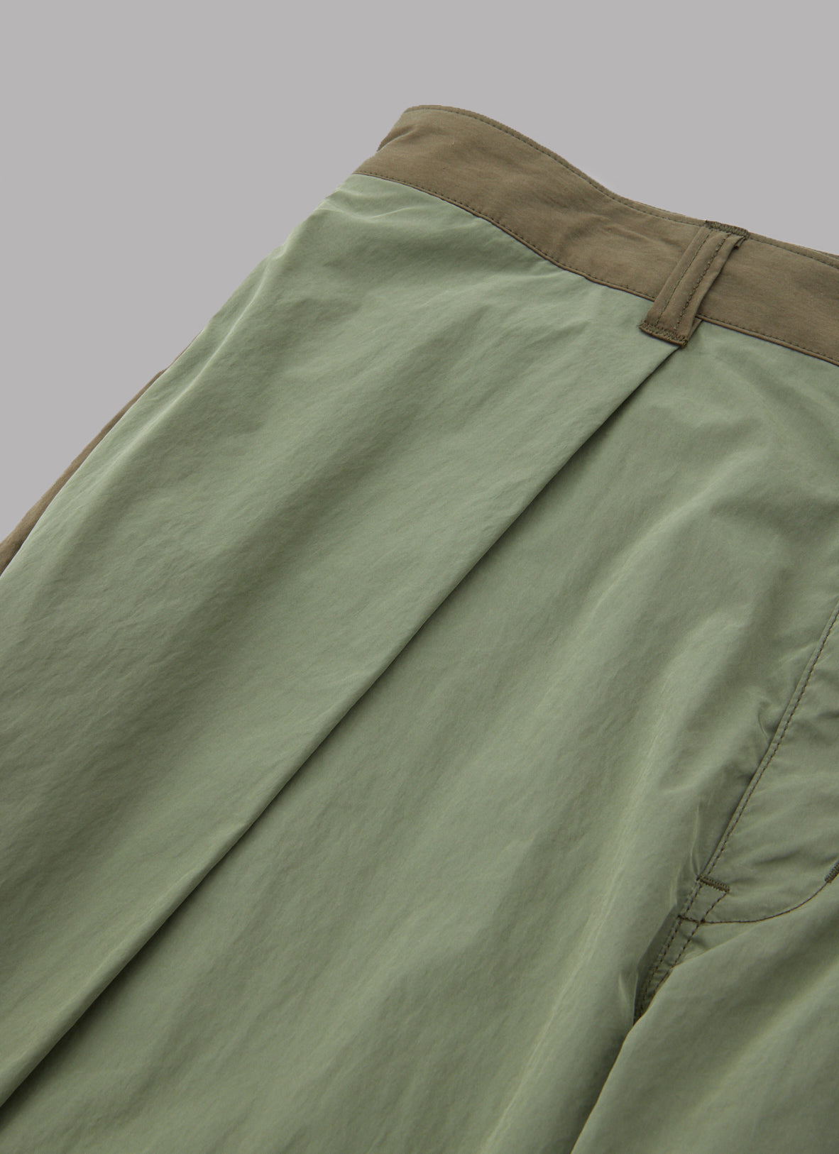 OVER TUCK SHELL PANTS-OLIVE