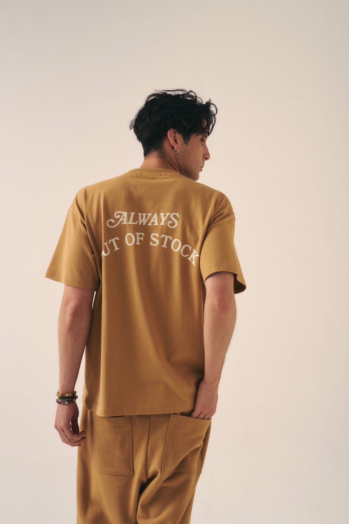 BASIC LOGO S/S TEE-MILK TEA x OFF WHITE