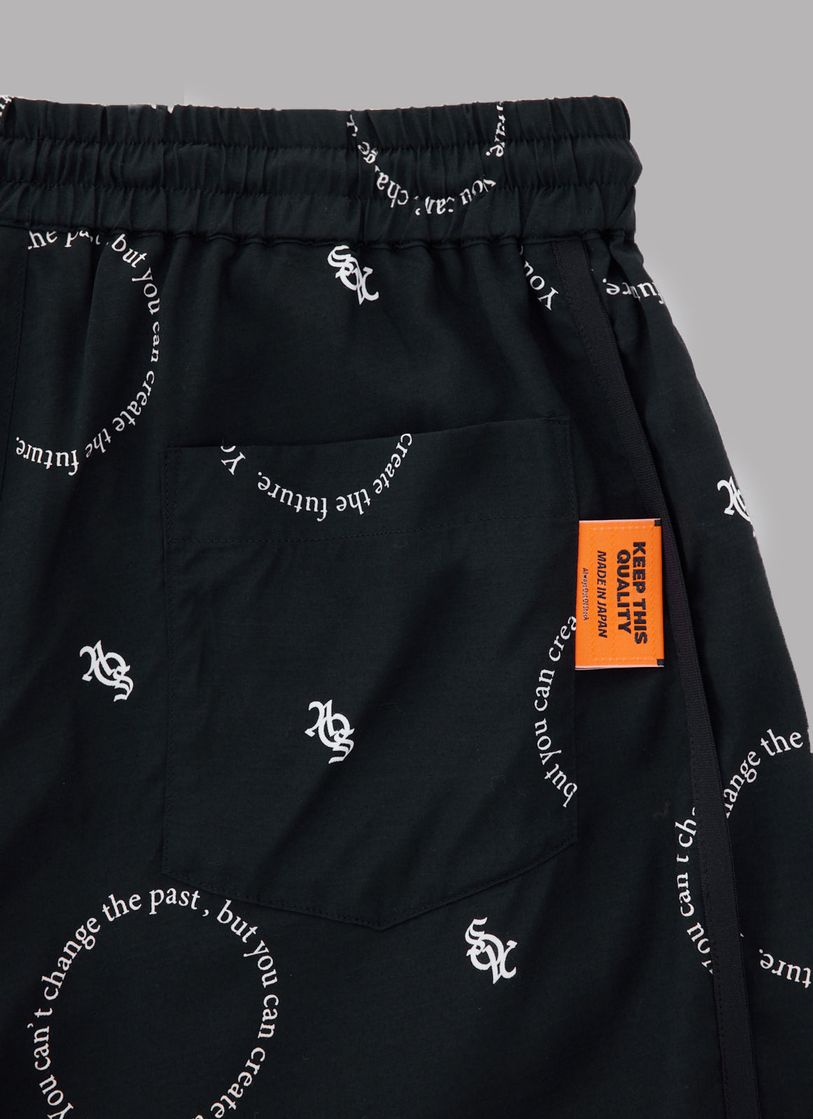 CIRCLE PATTERN ACTIVE SHORTS-BLACK