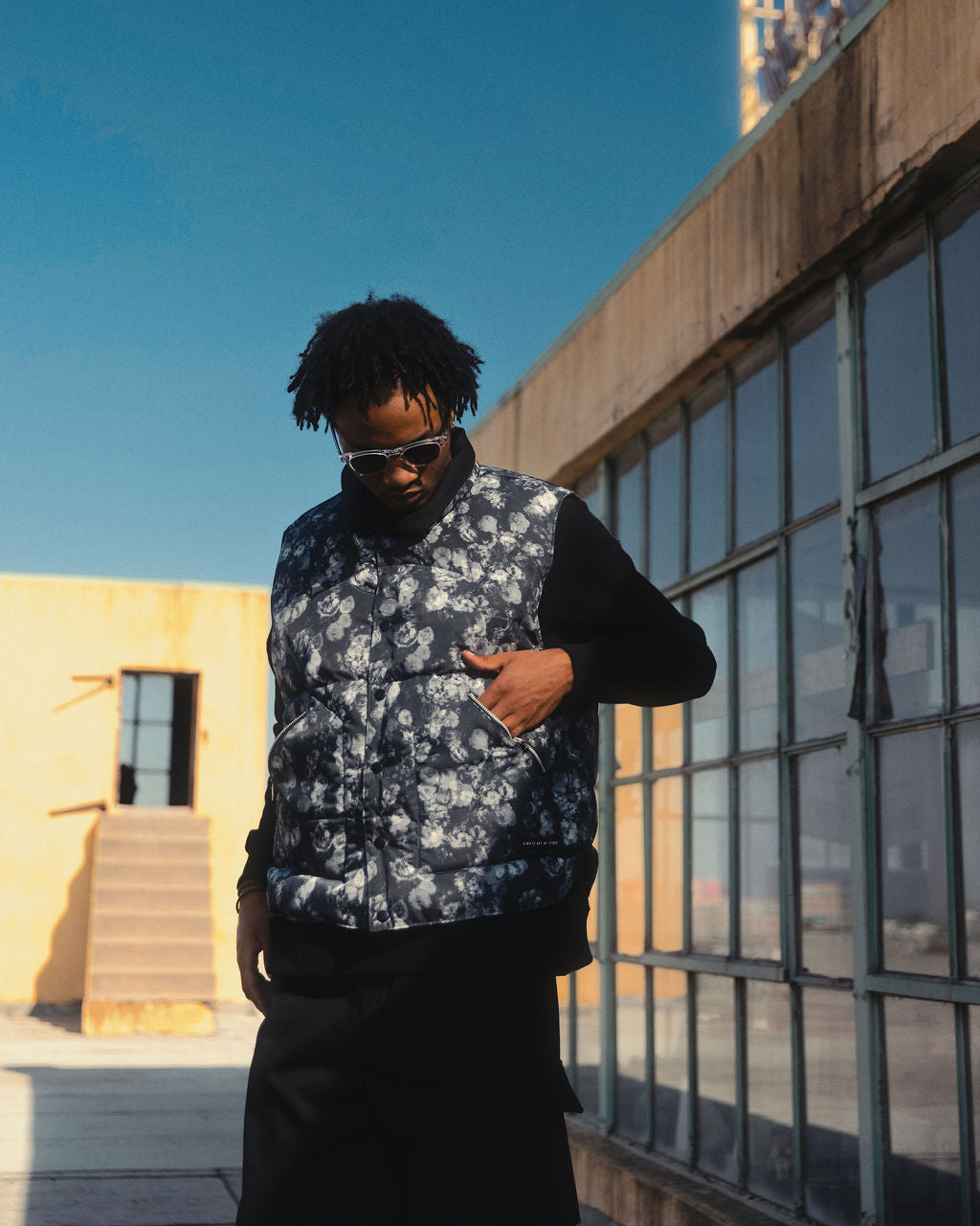 REVERSIBLE DOWN VEST-BLACK