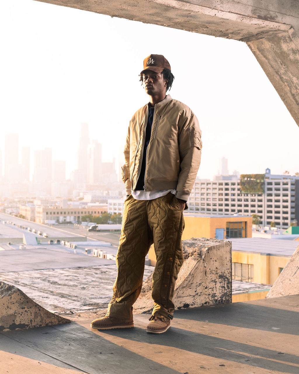 QUILTED SIDE BUTTON TROUSERS-BEIGE