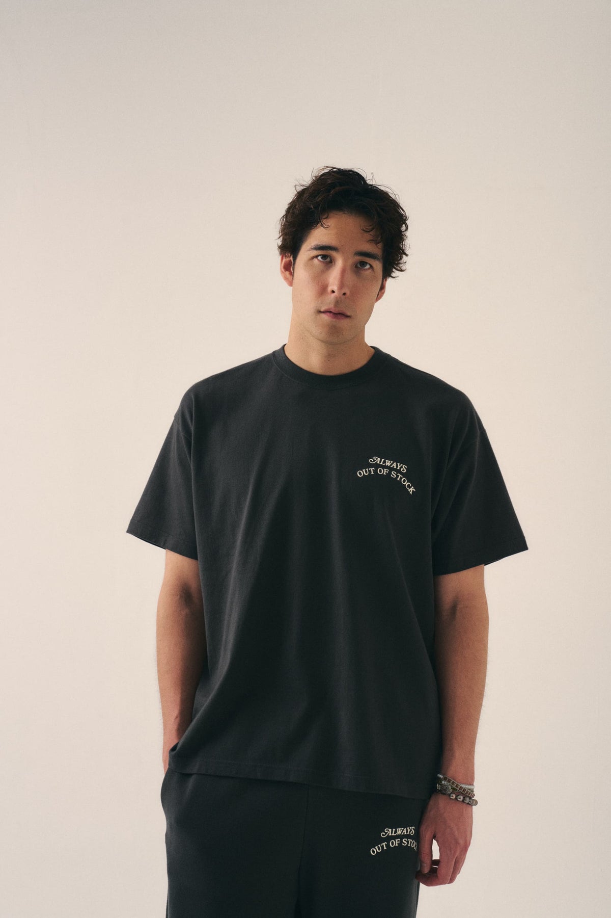 BASIC LOGO S/S TEE-CHARCOAL x OFF WHITE