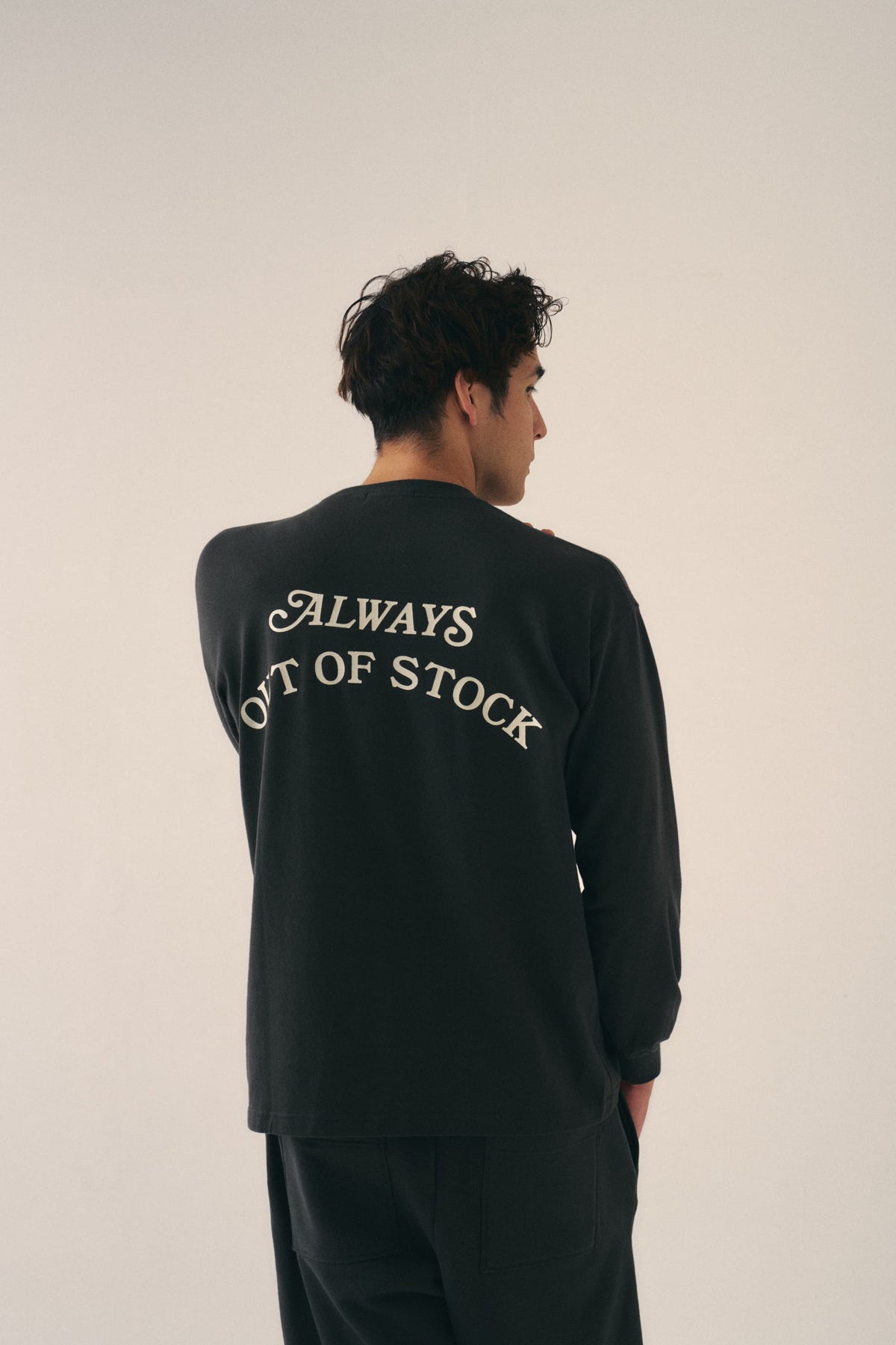 BASIC LOGO L/S TEE - CHARCOAL x OFF WHITE