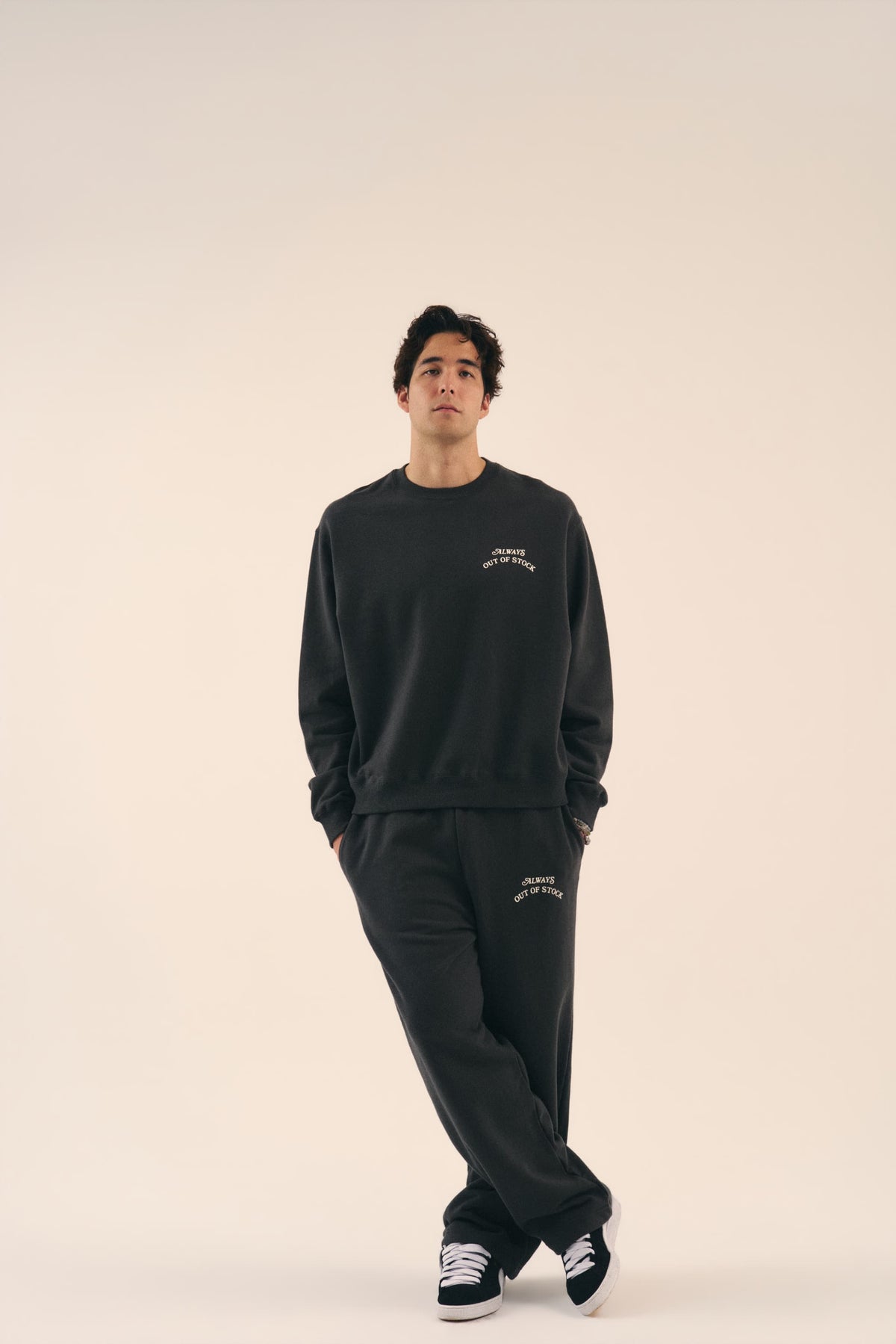 BASIC LOGO CREWNECK - CHARCOAL x OFF WHITE