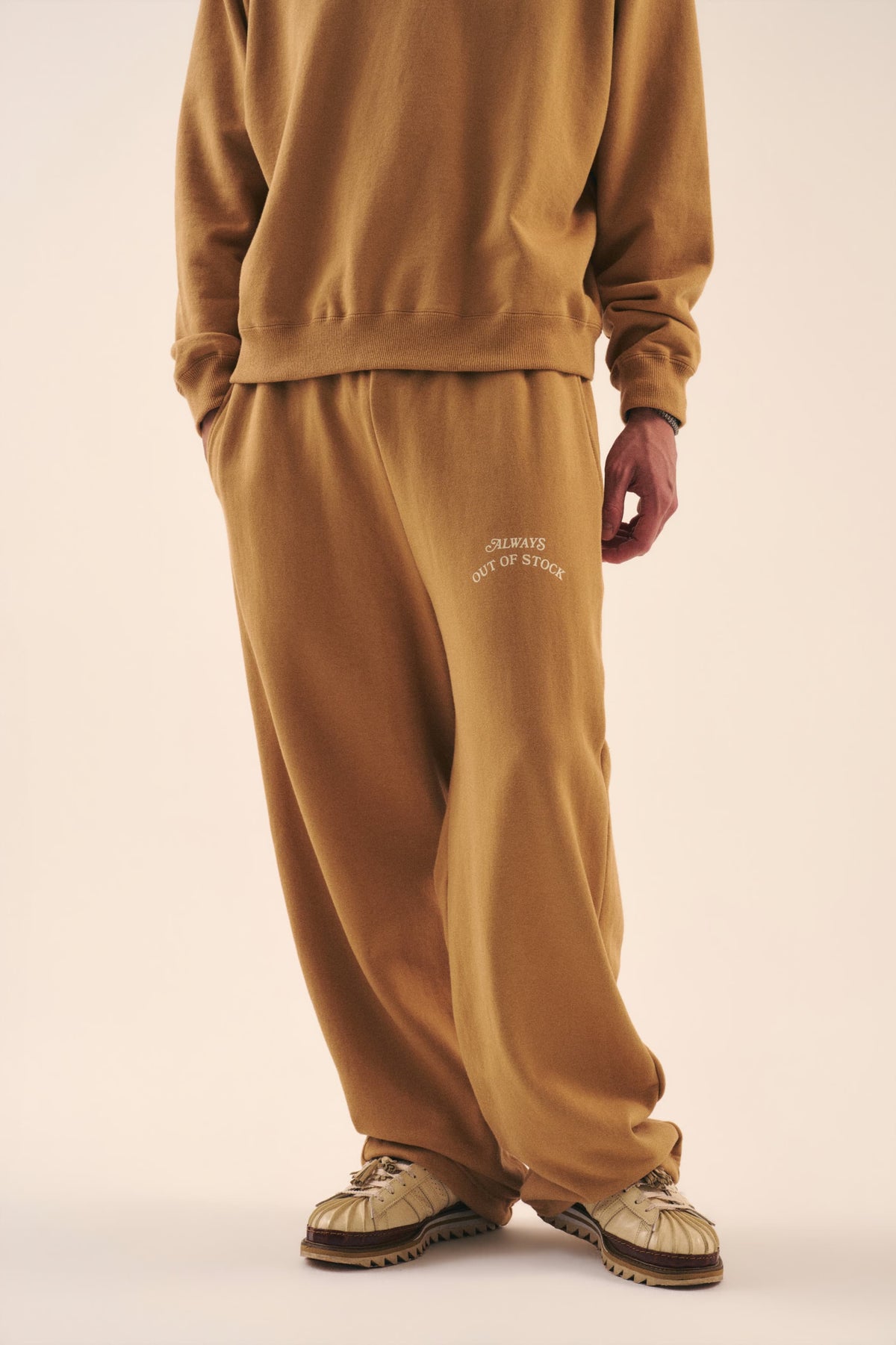 BASIC LOGO SWEAT PANTS - MILK TEA x OFF WHITE