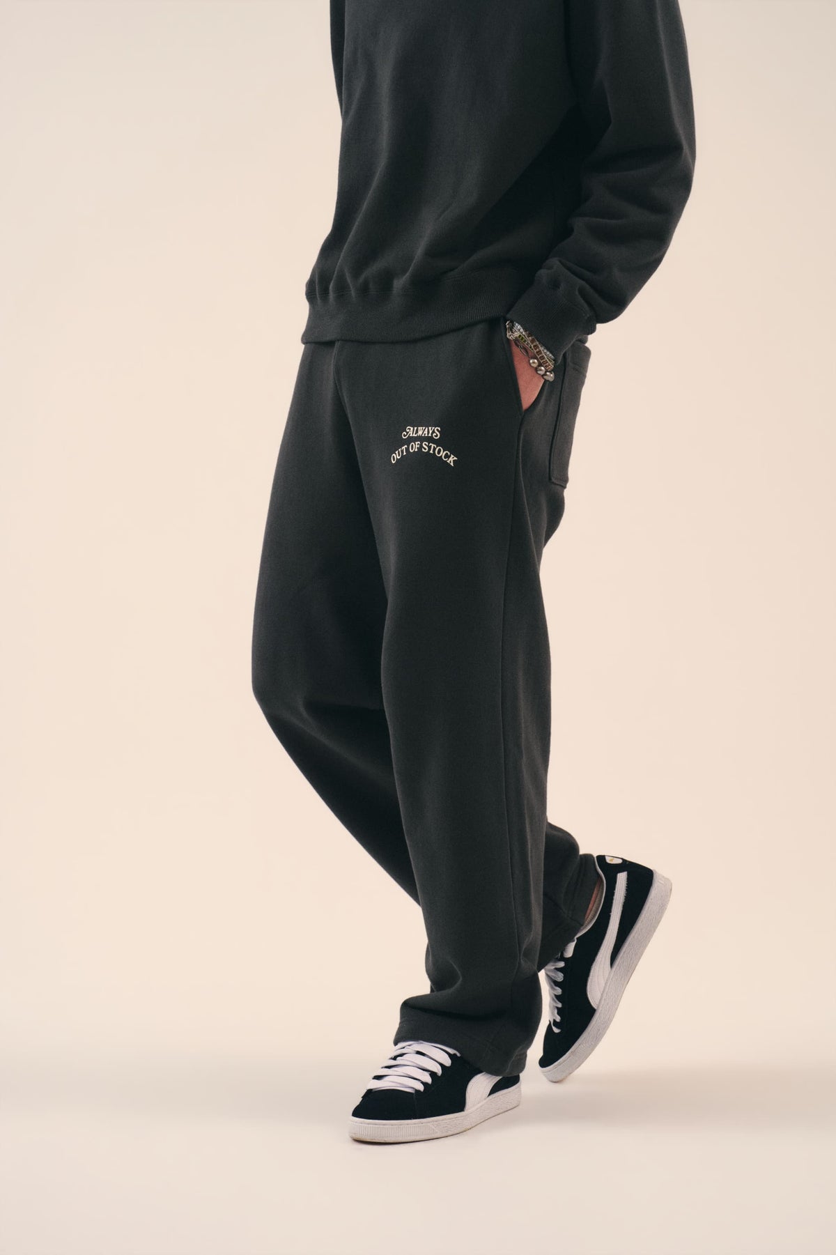 BASIC LOGO SWEAT PANTS - CHARCOAL x OFF WHITE