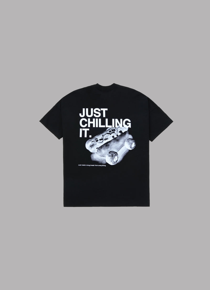 JUST CHILLING IT DROP SHOULDER S/S TEE-BLACK