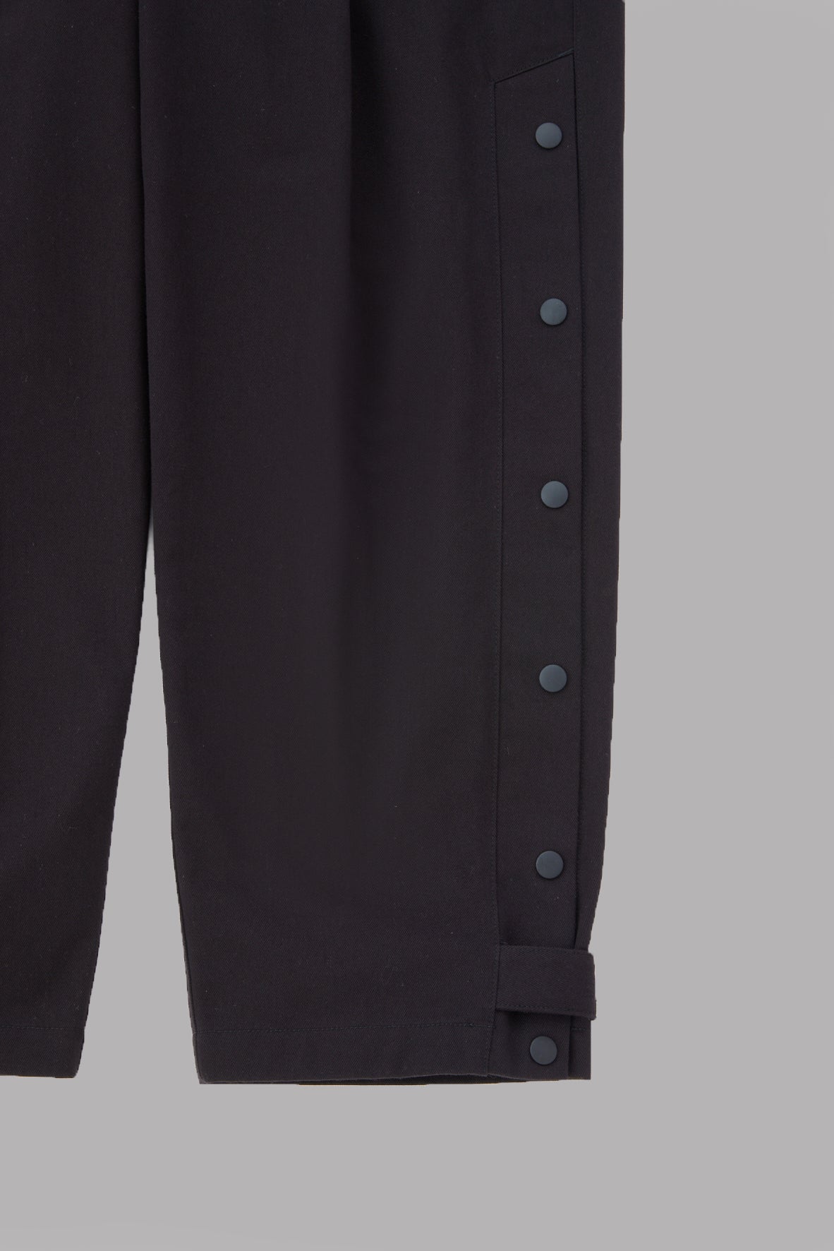 SIDE BUTTON TUCK PANTS-BLACK